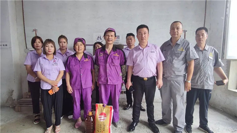 免费的美女和男人操逼视频女人舔男人的鸡巴炎炎夏日，楚航装饰心系一线送清凉、走访慰问工地篇